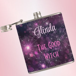 Bra Witch Halloween Namn på 6 oz Vinyl Wrapped Fickplunta