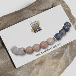 Bracelet Visning Vita media i Logotyp Social Visitkort<br><div class="desc">Det här kortet gör mycket mer än bara visning ditt artistarmband. På framsidan anpassar du den med din logotyp och information på grund. Detta kan vara information som var den gjordes eller vad den är gjord av. Framsidan har avsiktligt lämnats med minimal text för att visa ditt smycke. Du kommer...</div>