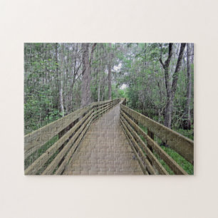 Brädgång genom skogen fotografi på en pussel