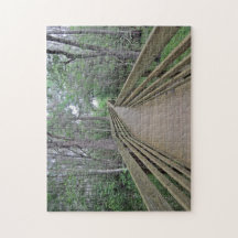Brädgång genom skogen fotografi på en pussel