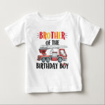 Brand Lastbil Brother of the Birthday Boy T-Shirt<br><div class="desc">Eldsbrodern i Birthday Boy T-Shirt är en roligt och vibrant t-shirt som är perfekt för alla broder som firar sin lilla syskon födelsedagsfest. Den här skjortan har en färgstark eldbild från lastbil och säger att bäraren är den stolta brodern till födelsedagspojken. Den är gjord av bekvämt och hållbart material och...</div>