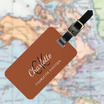 Bränd orange i monogrammet bagagebricka<br><div class="desc">Ett trendig brände orangens bakgrund. Anpassa och lägg till ditt monogram brev,  först namn och fullt på framsidan. Din kontaktinformation på baksidan.</div>