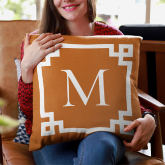 Bränd Orange och vit monogram grekiska Nyckel Grän Kudde