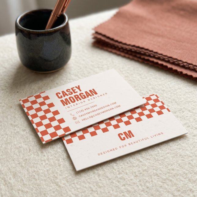 Bränd orange schackbräda modern visitkort (Simulated business cards on table)