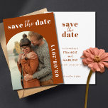 Bränd Orange Terracotta Spara datuminbjudan Spara Datumet<br><div class="desc">Är du tittar för snyggtens spara-till-datum-kort? Då har du hittar rätt! Kolla in den här brända Orangen Terracotta Spara datuminbjudan. Du kan enkelt lägga till egna foto- och händelsedetaljer genom att fylla i fälten. Lycklig anpassar sig!</div>