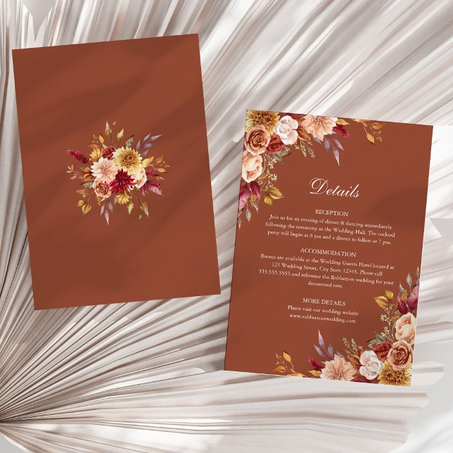 Bränd Orange Terrakotta Blommig Bröllopsdetalj Inbjudningar (Burnt Orange Terracotta Floral Wedding Details Invitation on a sunny neutral dry palm leaf.)