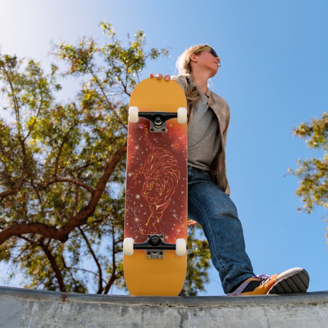 Brand Tiger som går på Skateboard vid stjärnor (Utomhus 1)