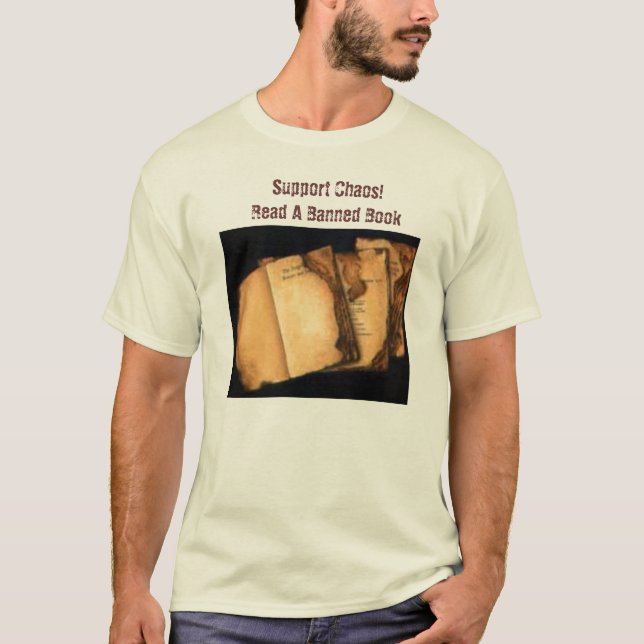 Brända bokar, servicekaos! Läs en förbjuden bok Tee Shirt (Framsida)