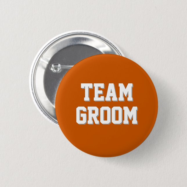 Brända Orange Atletiska Bokstäver Team Groom Knapp (Framsida & baksida)