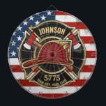 Brandbekämpningsavdelningen Rädding USA flagga Anp Darttavla<br><div class="desc">Brandmansbrandkår NAMN Fireman Department USA flagga design - Emblem with Red Helmet and Ax. Anpassa med ditt namn,  Station/avståndsnummer och plats.</div>