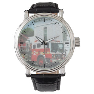 Brandbil utrustning Brandbil framför brandstation Armbandsur