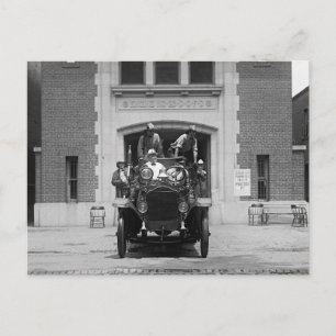 Brandbilspersonal på brandstation, 1925 vykort