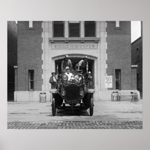 Brandbilspersonal på brandstationen, 1925. Gammalt Poster