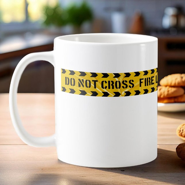 Brandledningen är inte kaffekaffen i kor gult rand kaffemugg (Skapare uppladdad)