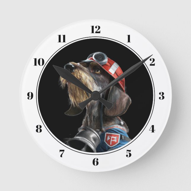Brandman Chief Wire-Hair Dachshund Hund C Rund Klocka (Framsida)