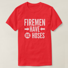 Brandmän har stort vattnar med slang t shirt