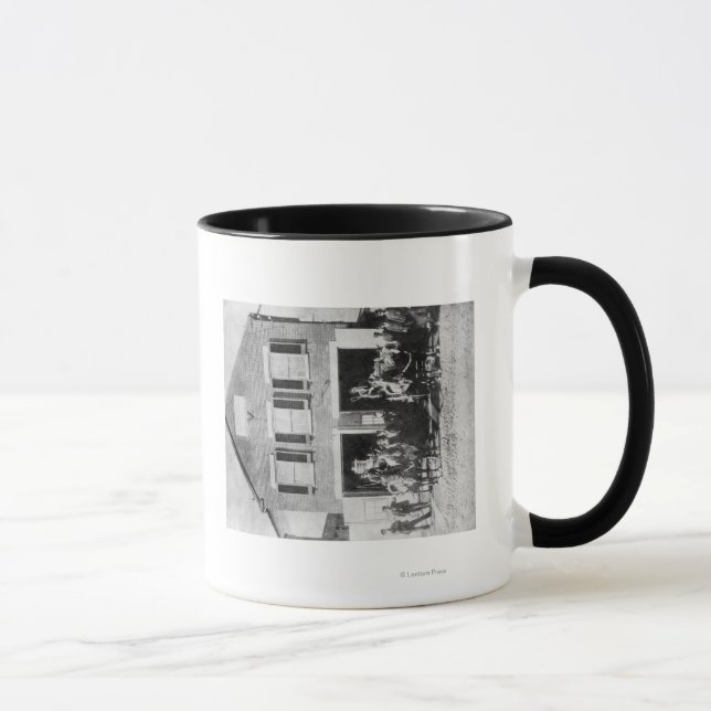 Brandmän med utrustning utanför Firehouse Mugg (Höger)