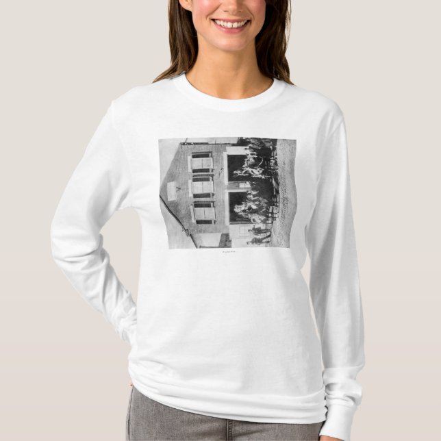 Brandmän med utrustning utanför Firehouse T Shirt (Framsida)