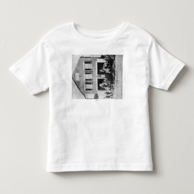 Brandmän med utrustning utanför Firehouse Tee (Framsida)