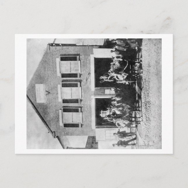 Brandmän med utrustning utanför Firehouse Vykort (Framsida)