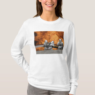 Brandmän neutraliserar en avfyra t shirt