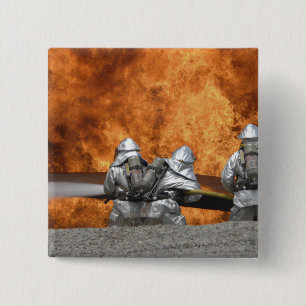 Brandmän neutraliserar en brand knapp
