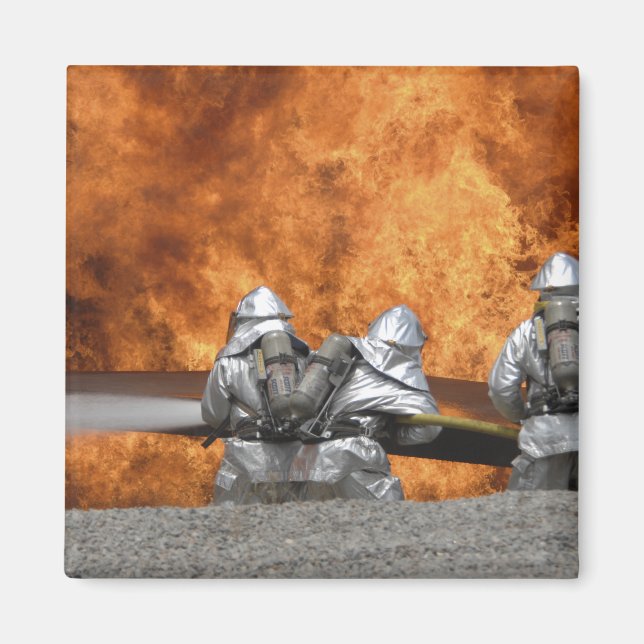 Brandmän neutraliserar en brand magnet (Framsidan)
