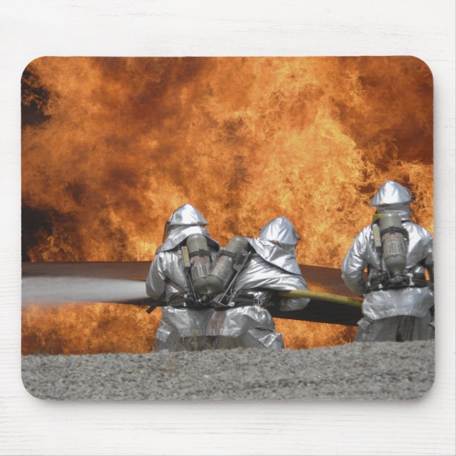Brandmän neutraliserar en brand musmatta (Framsidan)