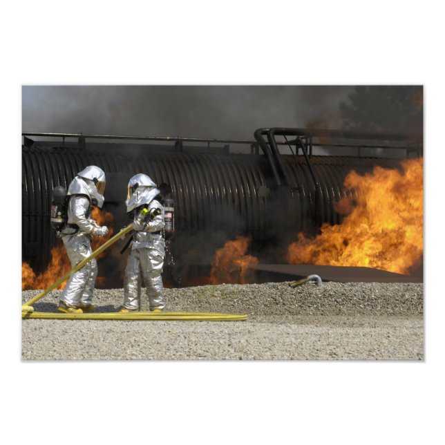 Brandmän neutraliserar en levande brand fototryck (Framsidan)