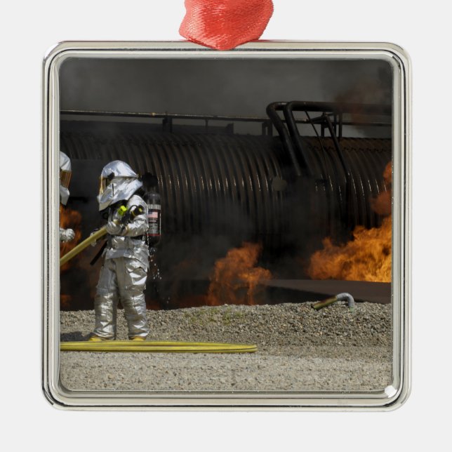 Brandmän neutraliserar en levande brand julgransprydnad metall (Framsidan)