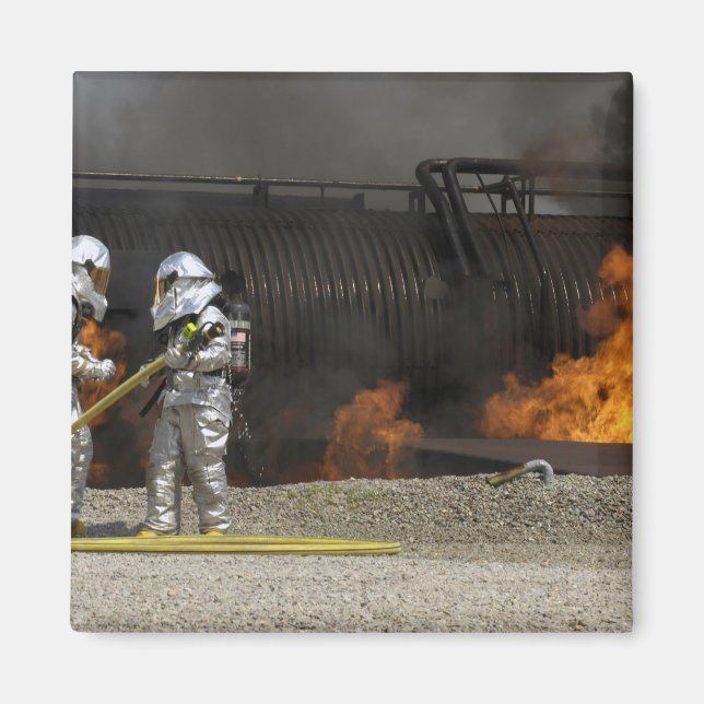 Brandmän neutraliserar en levande brand magnet (Framsidan)