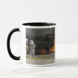 Brandmän neutraliserar en levande brand mugg