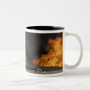 Brandmän neutraliserar en levande brand Två-Tonad mugg