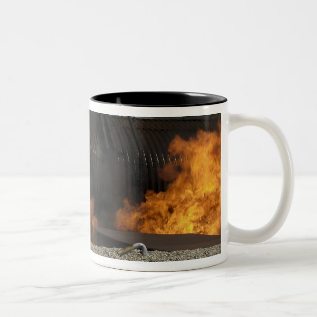 Brandmän neutraliserar en levande brand Två-Tonad mugg (Höger)