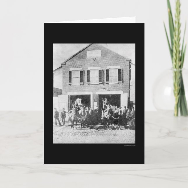 Brandmän och utrustning framme av firehousen 1912 kort (Framsida)