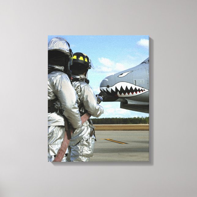 Brandmän placerar ut en brandslang under en övning canvastryck (Framsida)