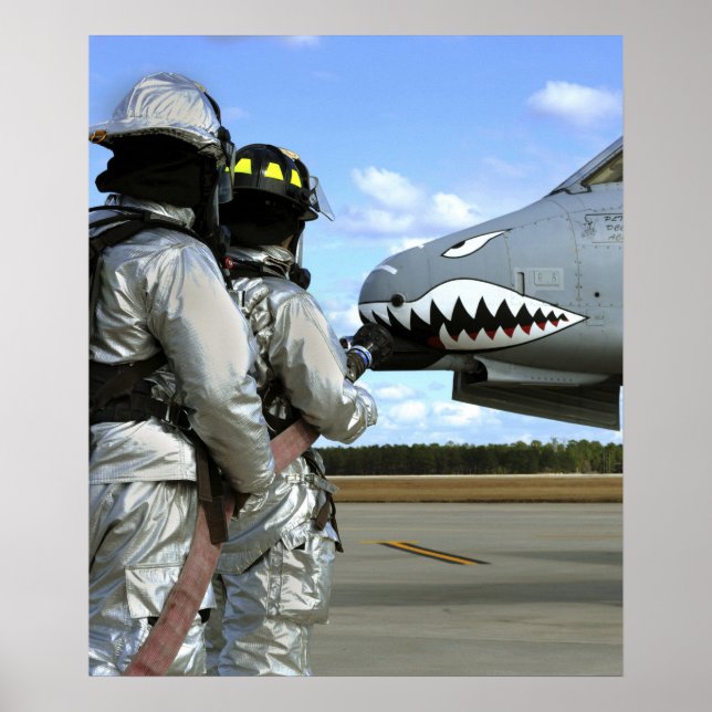 Brandmän placerar ut en brandslang under en övning poster (Framsidan)