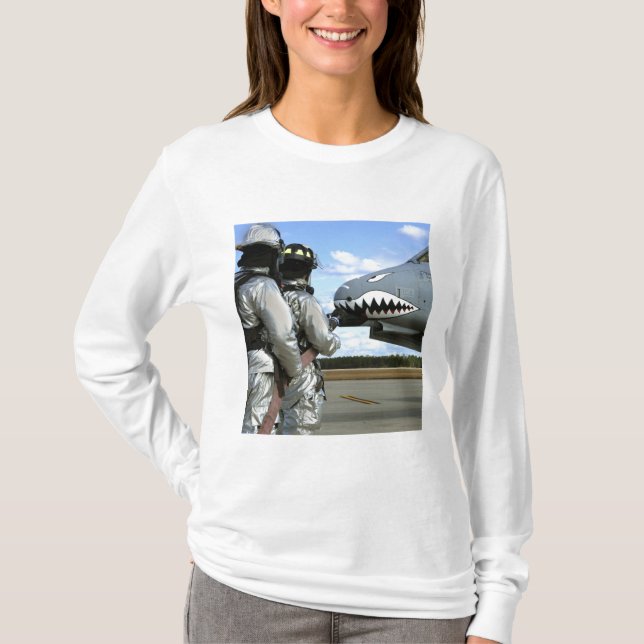 Brandmän placerar ut en brandslang under en övning tee shirt (Framsida)