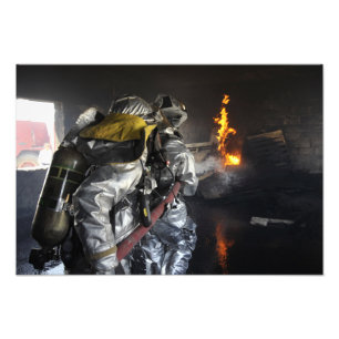 Brandmän släcker en avfyra i en utbildande ro fototryck