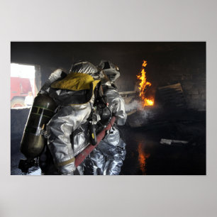 Brandmän släcker en avfyra i en utbildande ro poster
