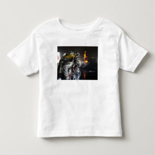 Brandmän släcker en avfyra i en utbildande ro tee shirt