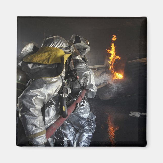 Brandmän släcker en brand under utbildning eller magnet (Framsidan)