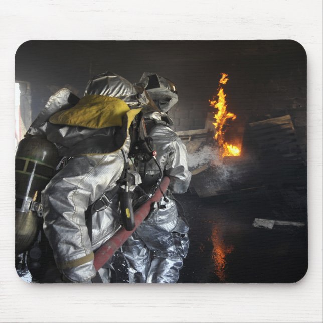 Brandmän släcker en brand under utbildning eller musmatta (Framsidan)