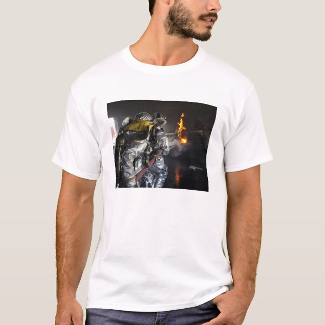 Brandmän släcker en brand under utbildning eller t shirt (Framsida)
