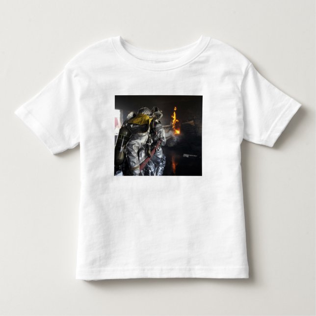 Brandmän släcker en brand under utbildning eller tee shirt (Framsida)