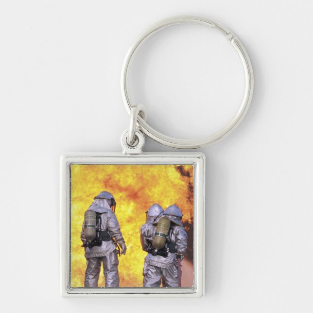 Brandmän släcker en flygbrand fyrkantig silverfärgad nyckelring (Framsidan)