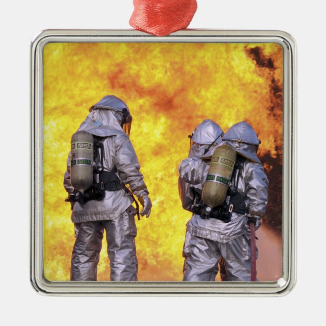 Brandmän släcker en flygbrand julgransprydnad metall (Framsidan)