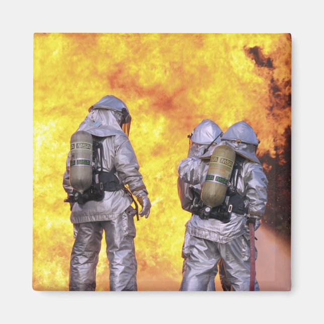 Brandmän släcker en flygbrand magnet (Framsidan)