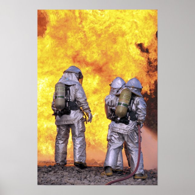Brandmän släcker en flygbrand poster (Framsidan)