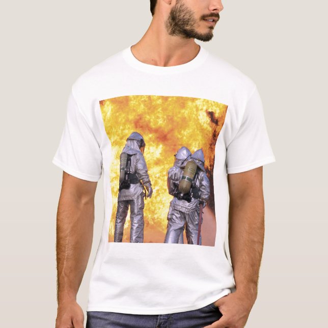 Brandmän släcker en flygbrand tee (Framsida)